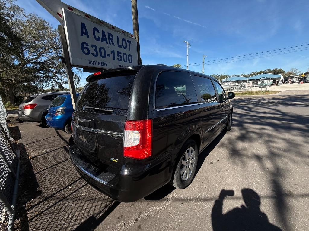 2014 Chrysler Town And Country - $7,950