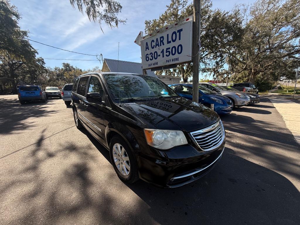 2014 Chrysler Town And Country - $7,950