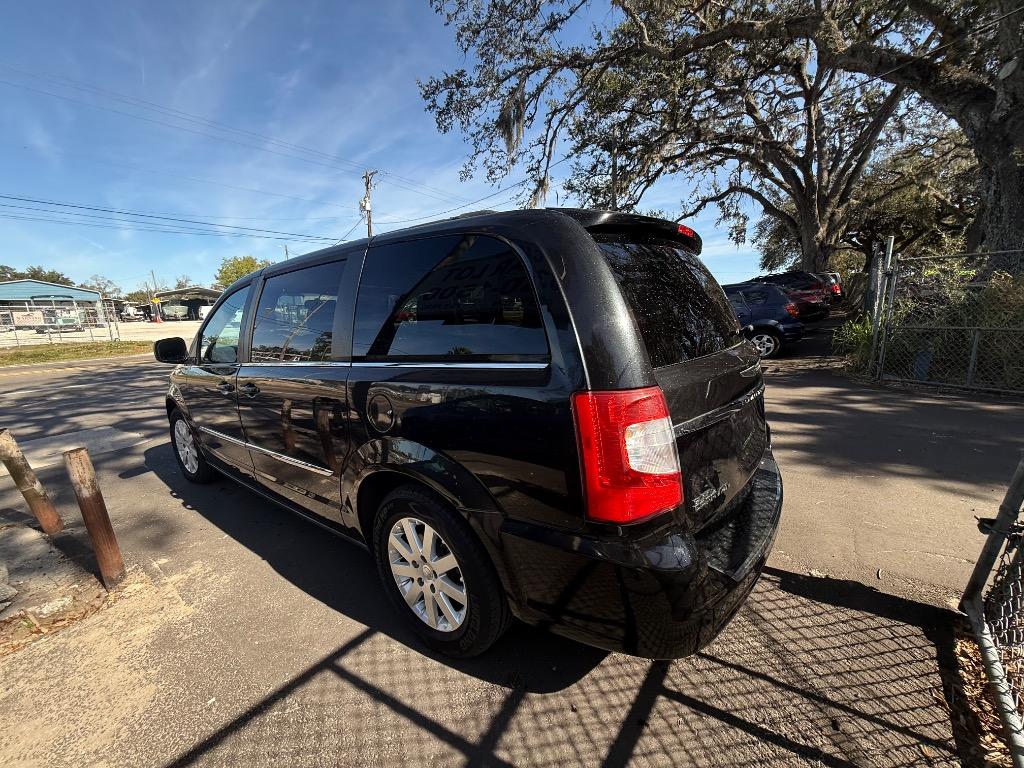 2014 Chrysler Town And Country - $7,950