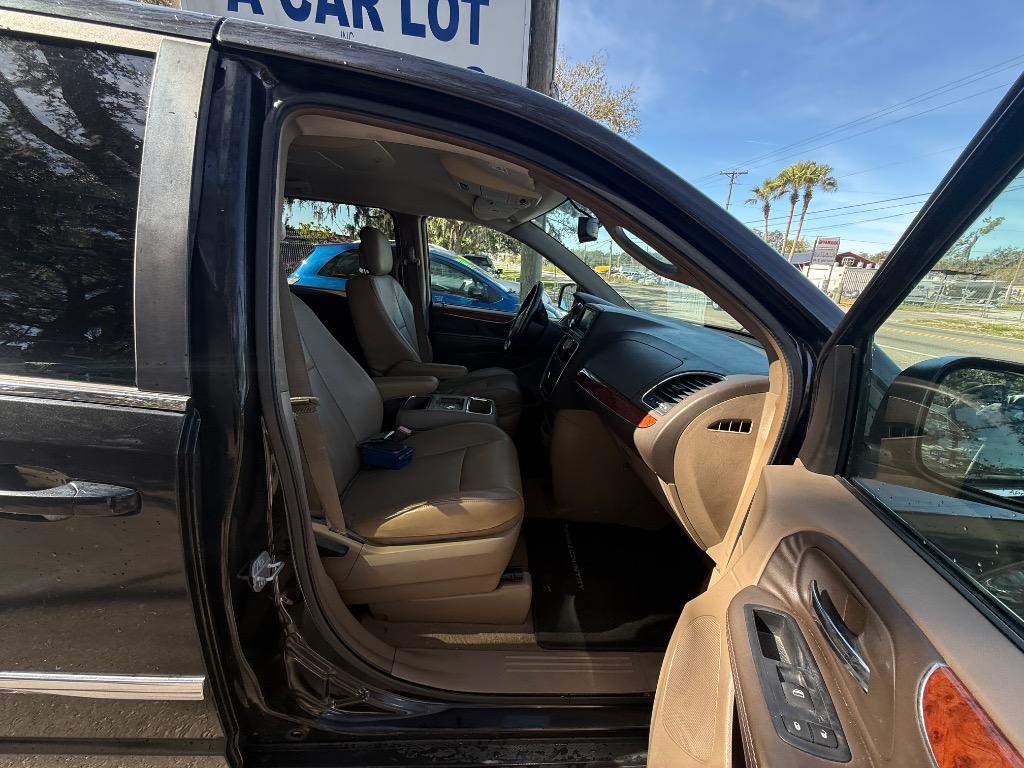 2014 Chrysler Town And Country - $7,950