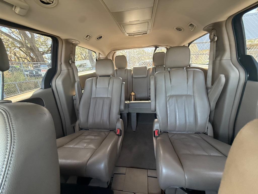 2014 Chrysler Town And Country - $7,950