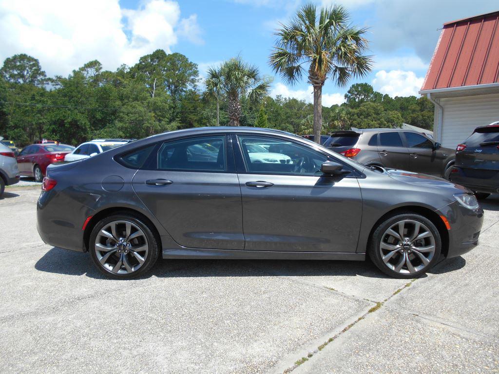 2016 Chrysler 200 - $8,990
