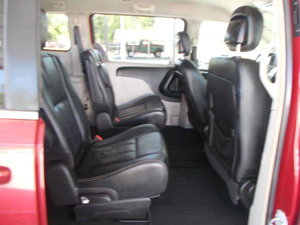 2014 Chrysler Town & Country Touring photo
