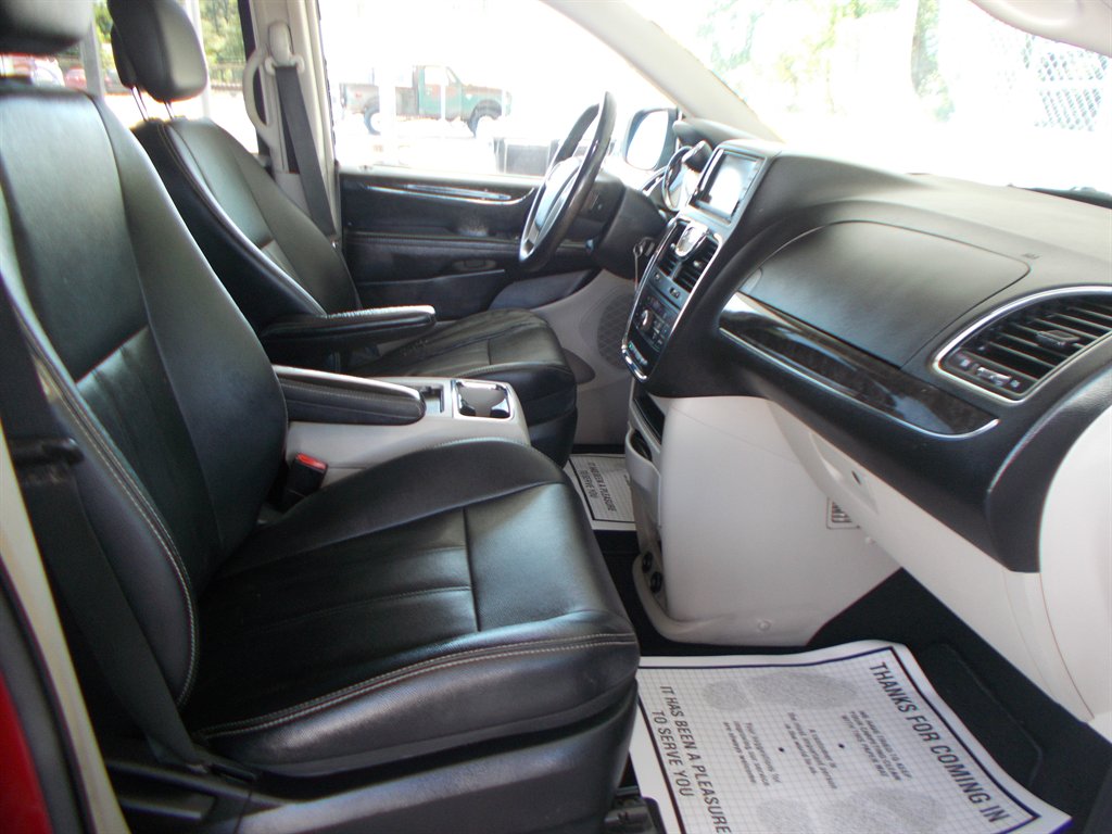 2014 Chrysler Town & Country Touring photo