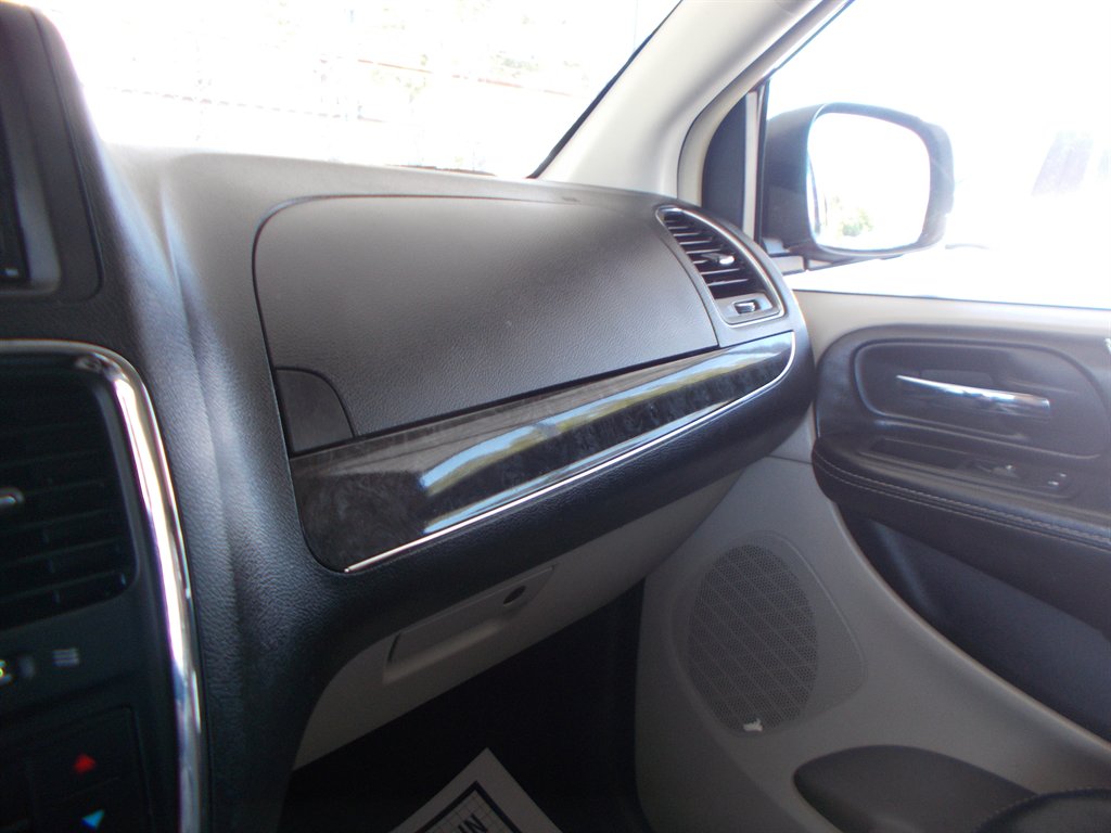 2014 Chrysler Town & Country Touring photo