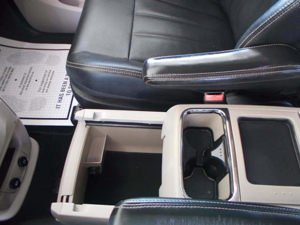 2014 Chrysler Town & Country Touring photo
