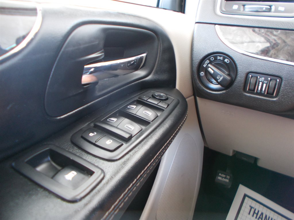 2014 Chrysler Town & Country Touring photo