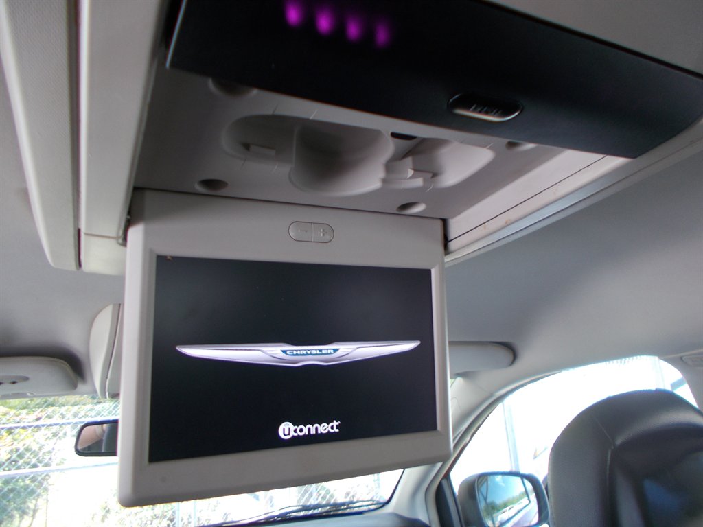 2014 Chrysler Town & Country Touring photo