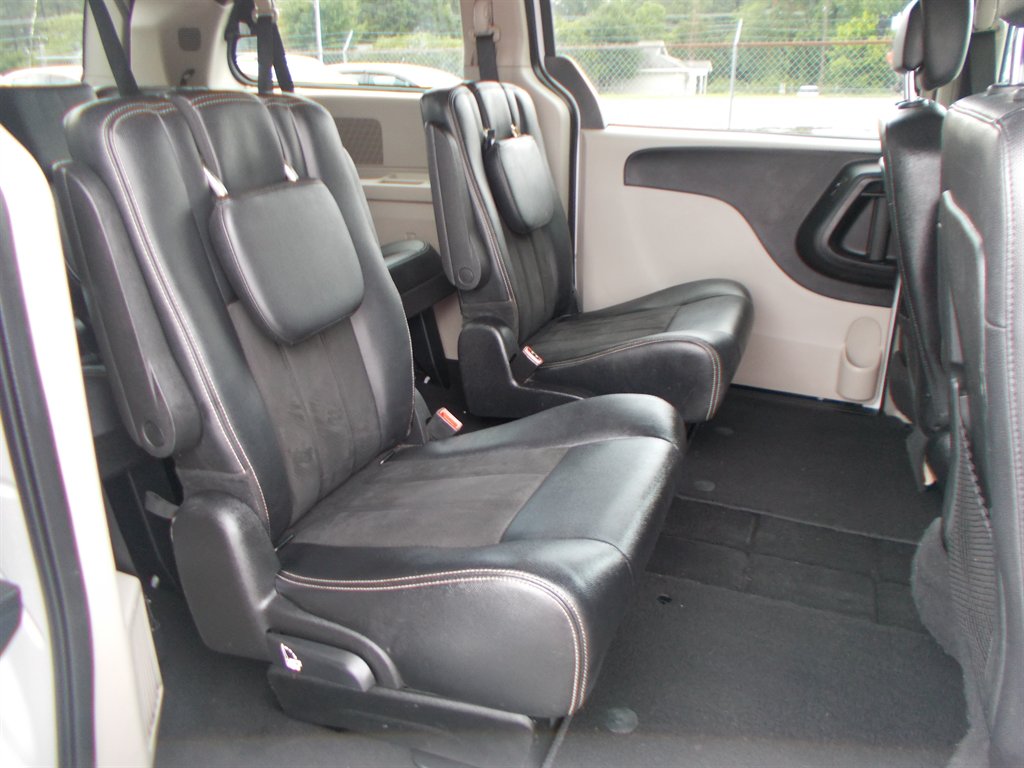 2019 Dodge Grand Caravan - $11,500