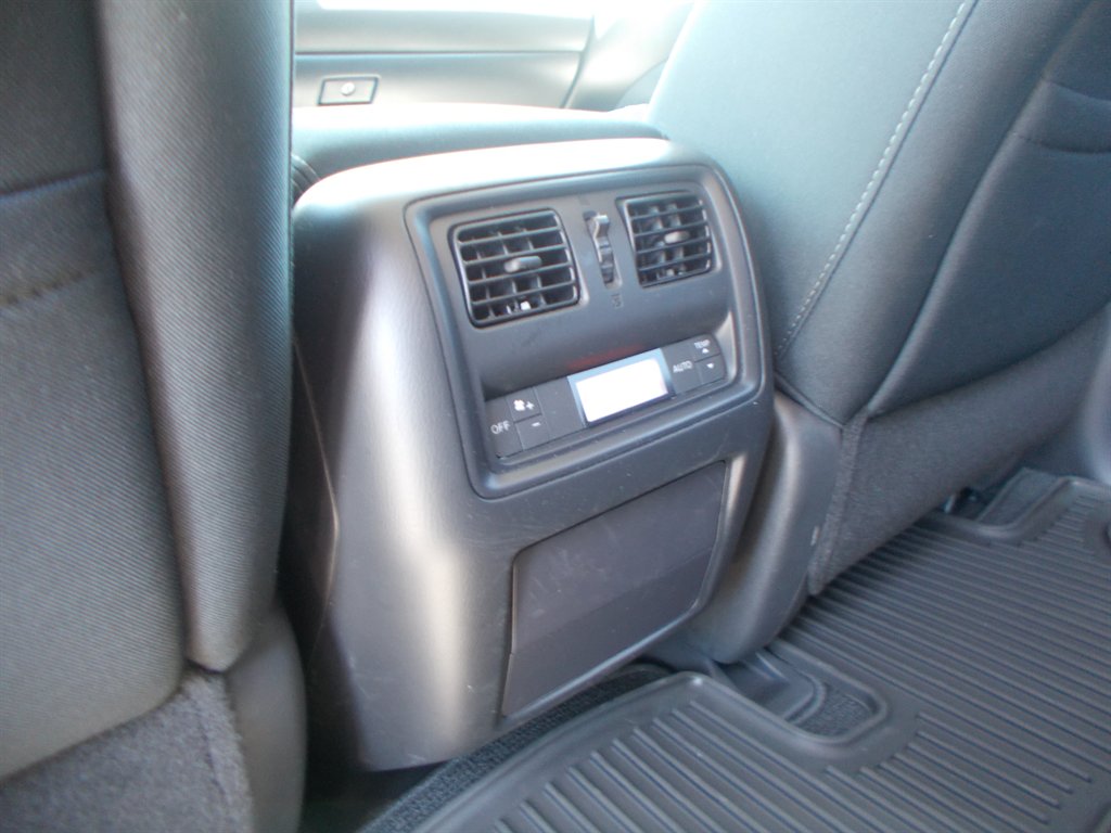 2017 Nissan Pathfinder - $11,000