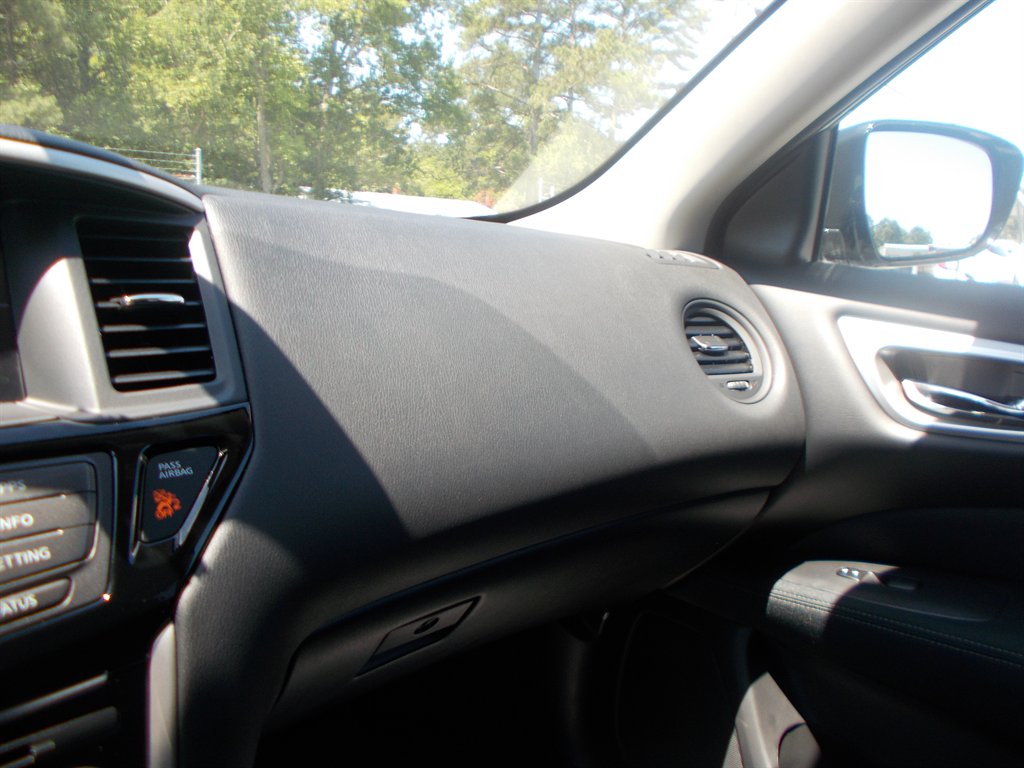 2017 Nissan Pathfinder - $11,000