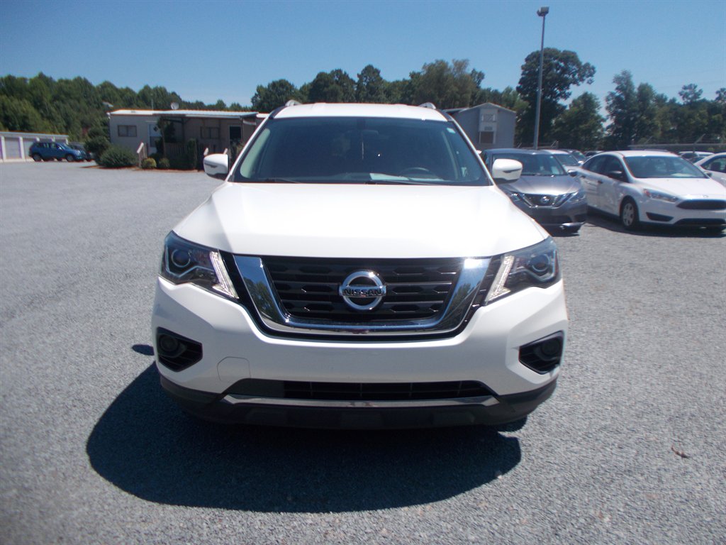 2017 Nissan Pathfinder - $11,000