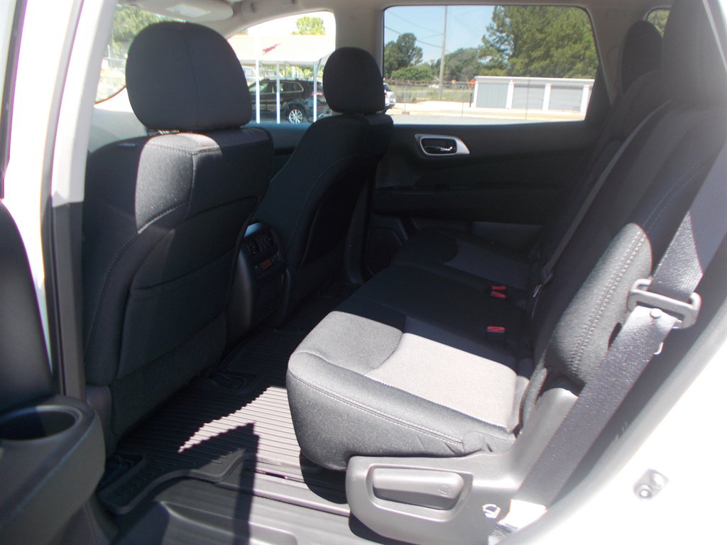 2017 Nissan Pathfinder - $11,000