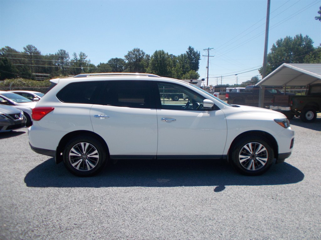 2017 Nissan Pathfinder - $11,000