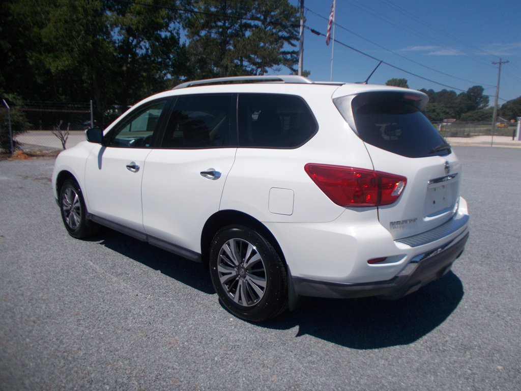 2017 Nissan Pathfinder - $11,000