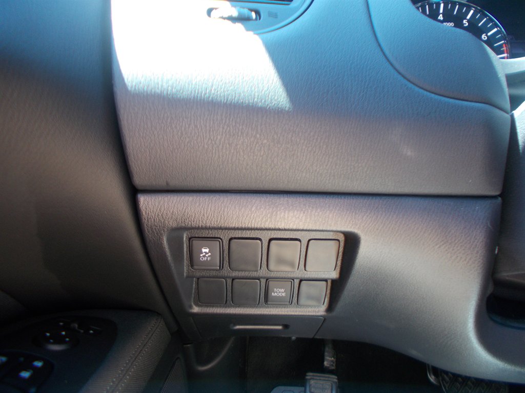 2017 Nissan Pathfinder - $11,000
