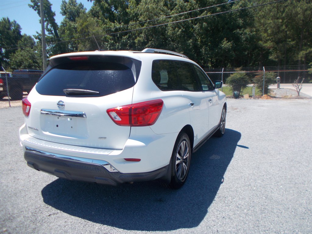 2017 Nissan Pathfinder - $11,000