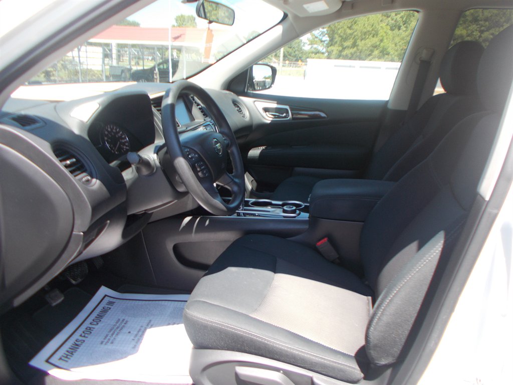2017 Nissan Pathfinder - $11,000