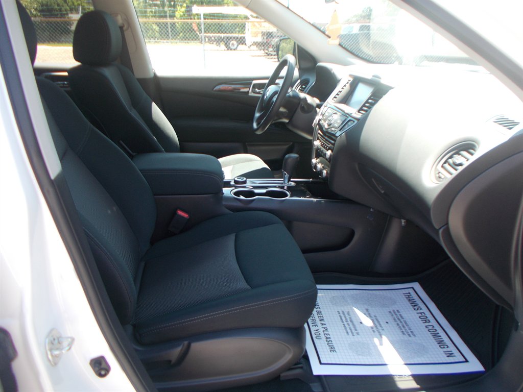 2017 Nissan Pathfinder - $11,000