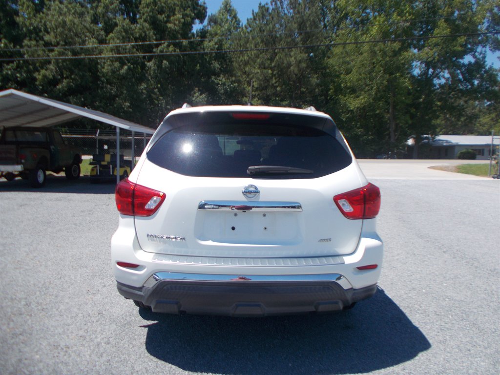 2017 Nissan Pathfinder - $11,000