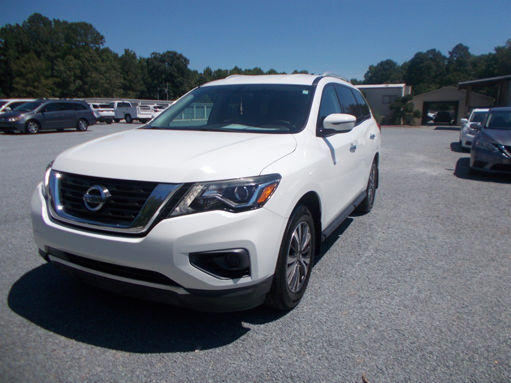 2017 Nissan Pathfinder - $11,000