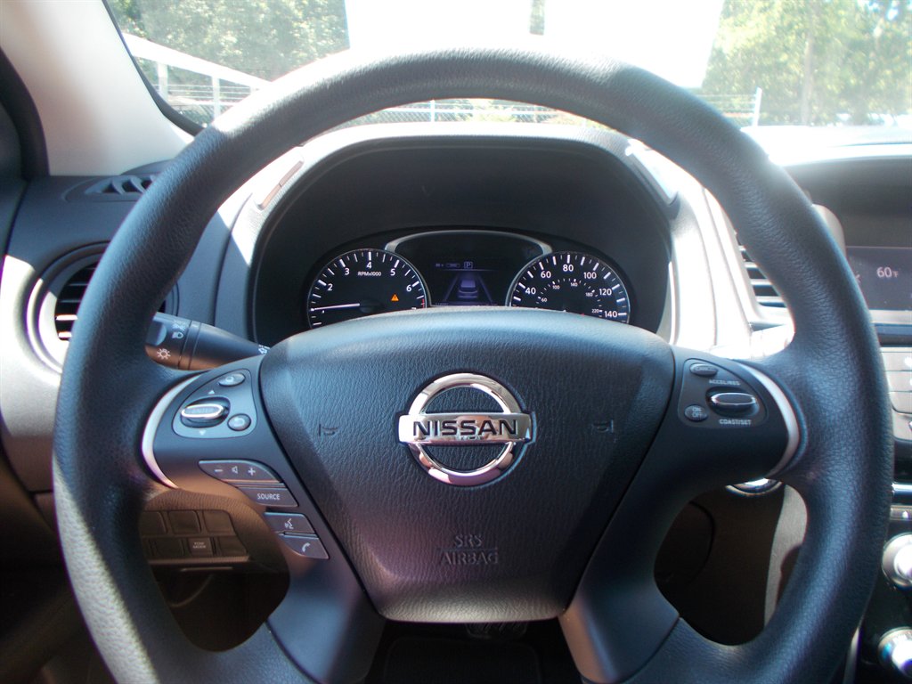 2017 Nissan Pathfinder - $11,000