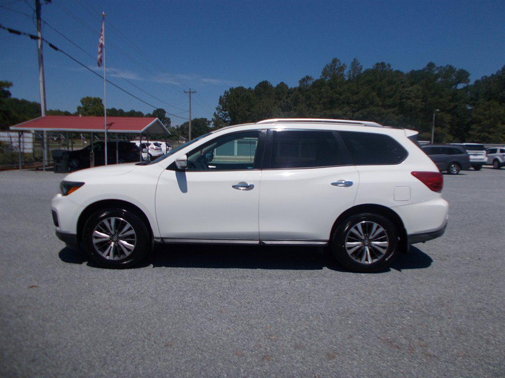2017 Nissan Pathfinder - $11,000