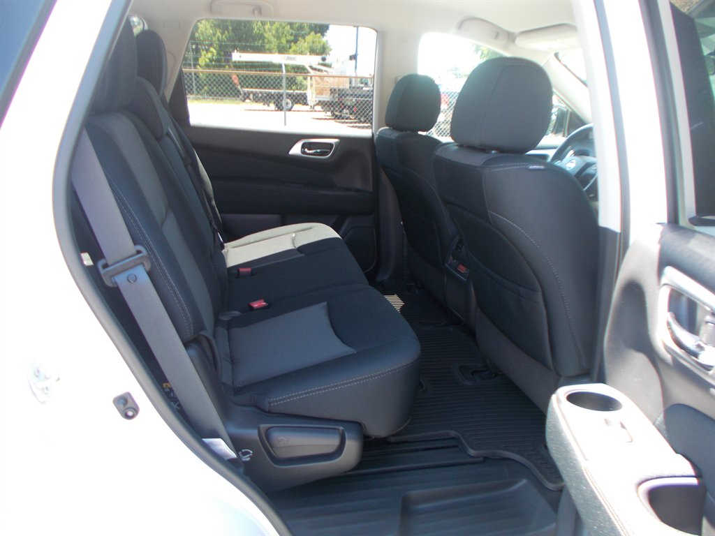 2017 Nissan Pathfinder - $11,000