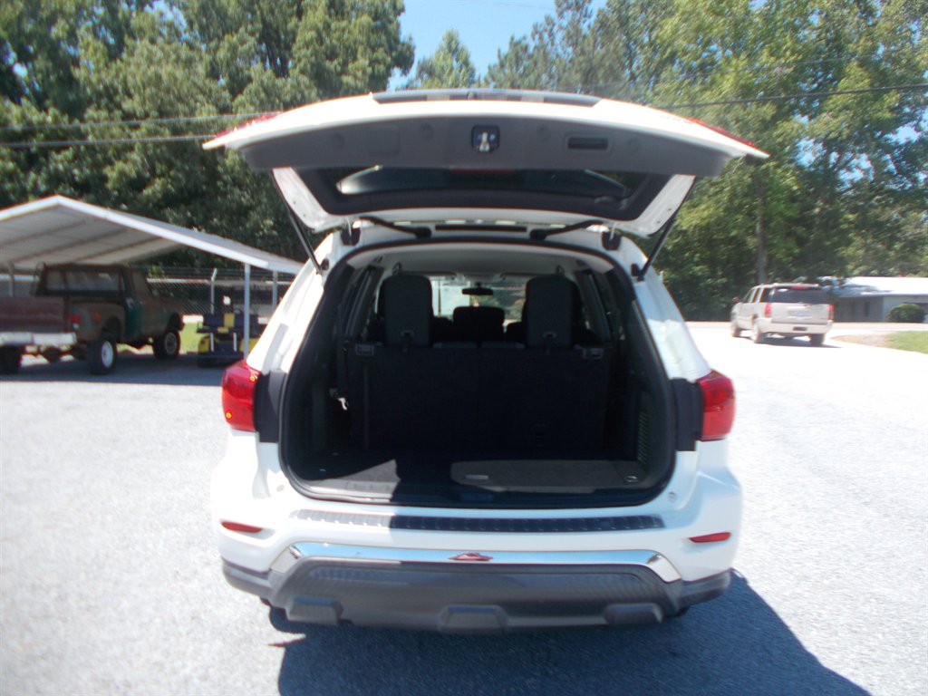 2017 Nissan Pathfinder - $11,000