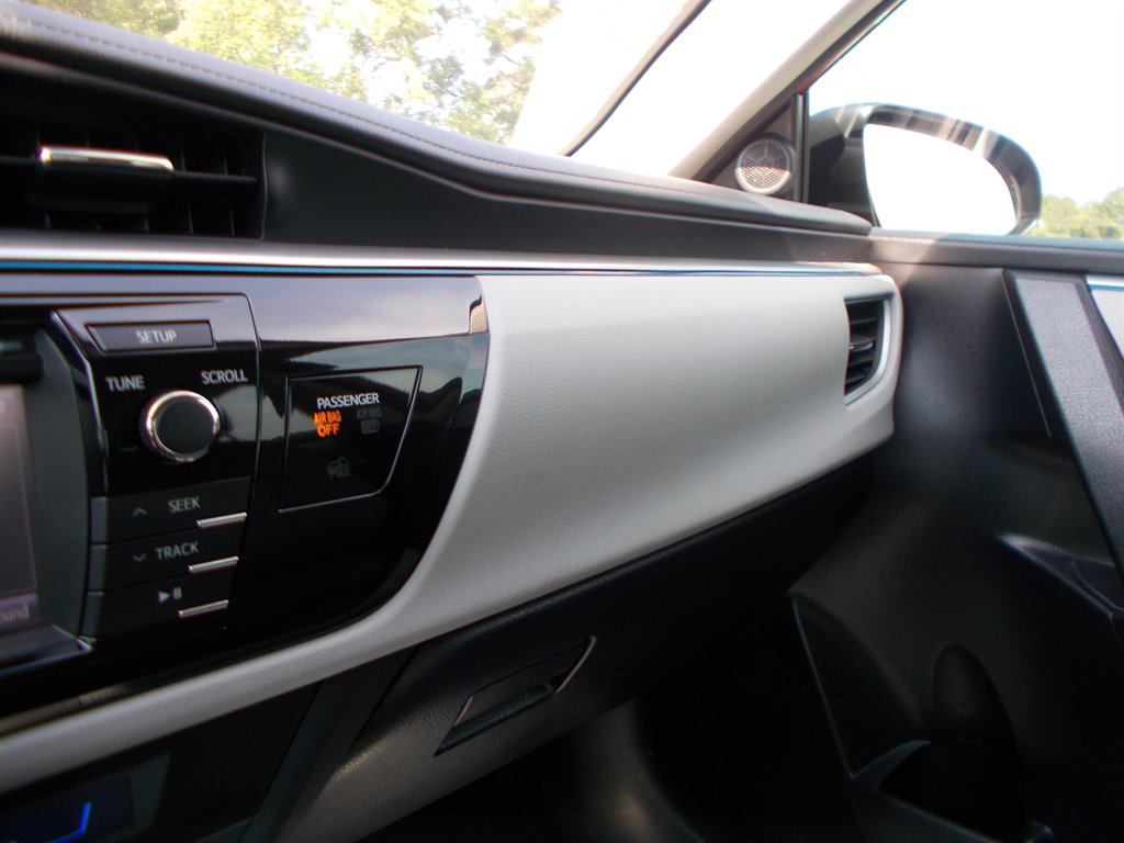 2015 Toyota Corolla - $9,500