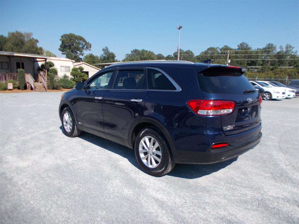 2017 Kia Sorento - $10,000