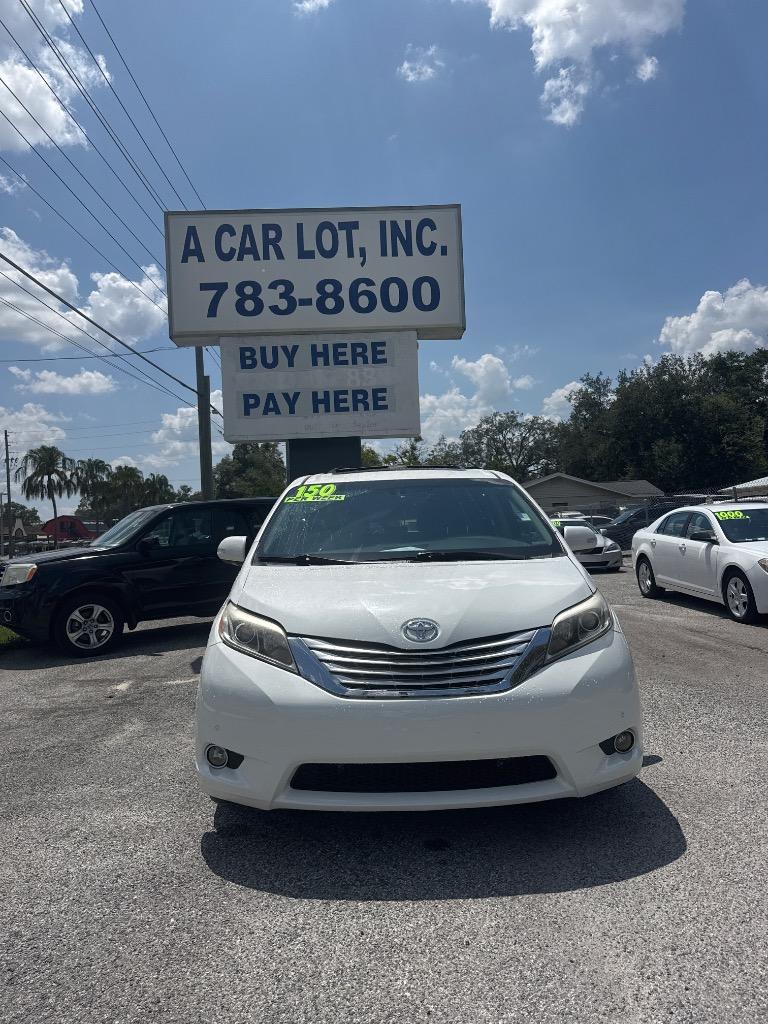 2017 Toyota Sienna - $17,900