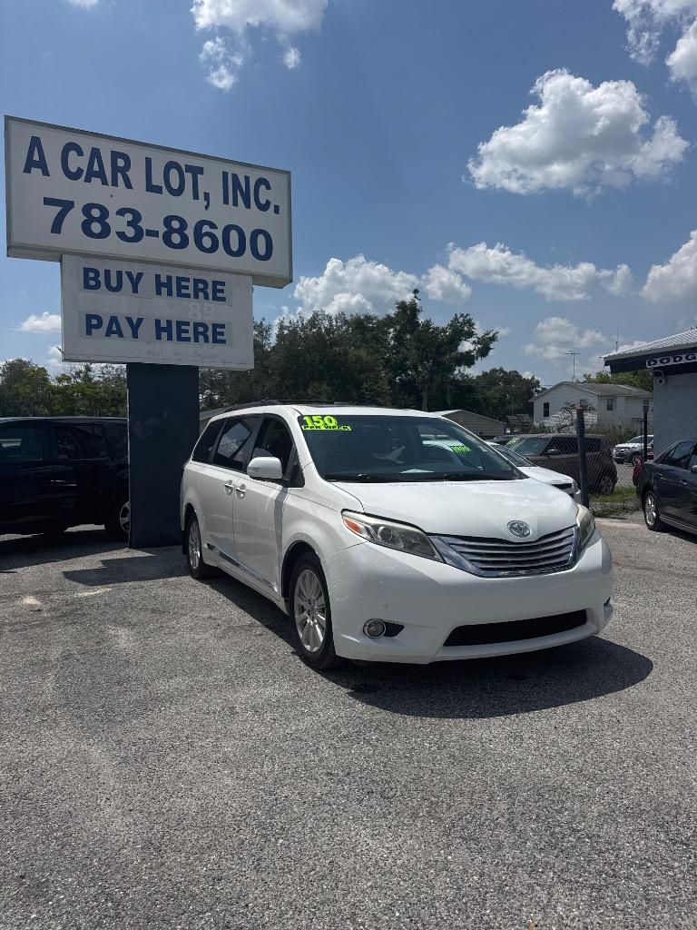 2017 Toyota Sienna - $17,900