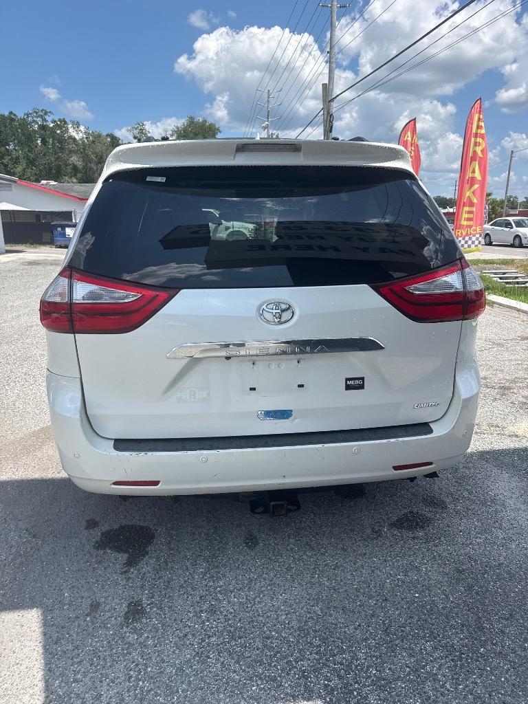 2017 Toyota Sienna - $17,900