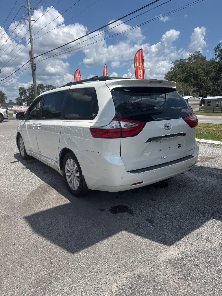 2017 Toyota Sienna - $17,900