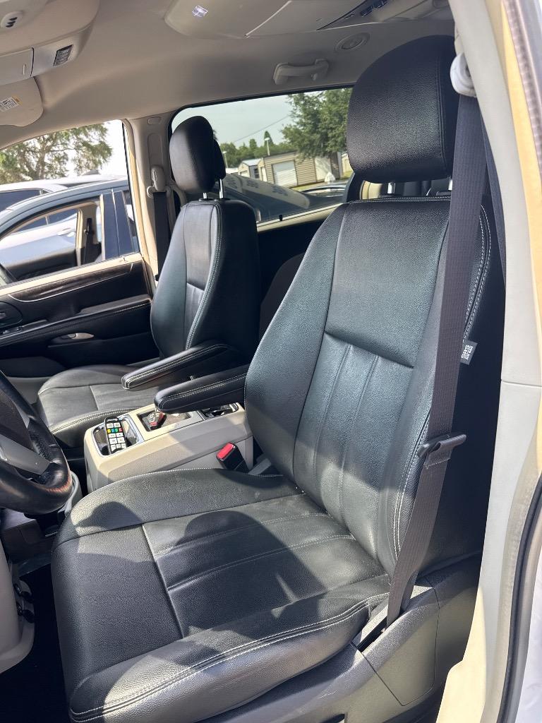 2016 Chrysler Town & Country Touring photo