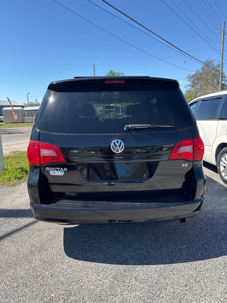 2011 Volkswagen Routan SE photo