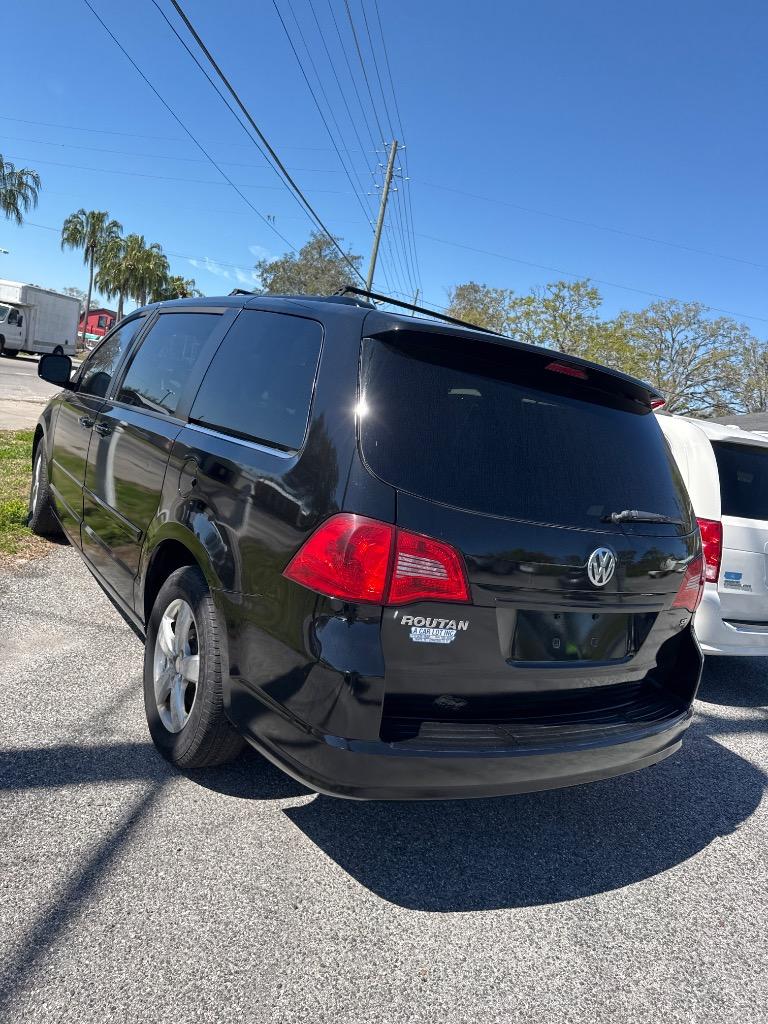 2011 Volkswagen Routan SE photo