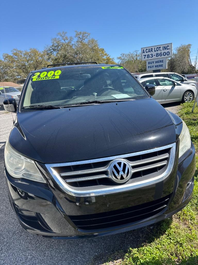 2011 Volkswagen Routan SE photo
