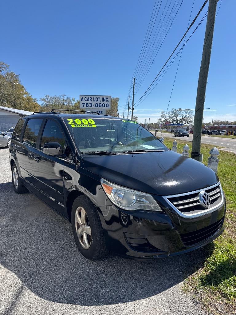 2011 Volkswagen Routan SE photo