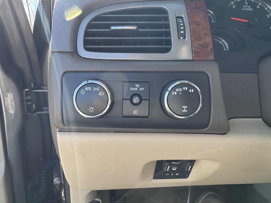 2013 Chevrolet Suburban LT 1500 photo