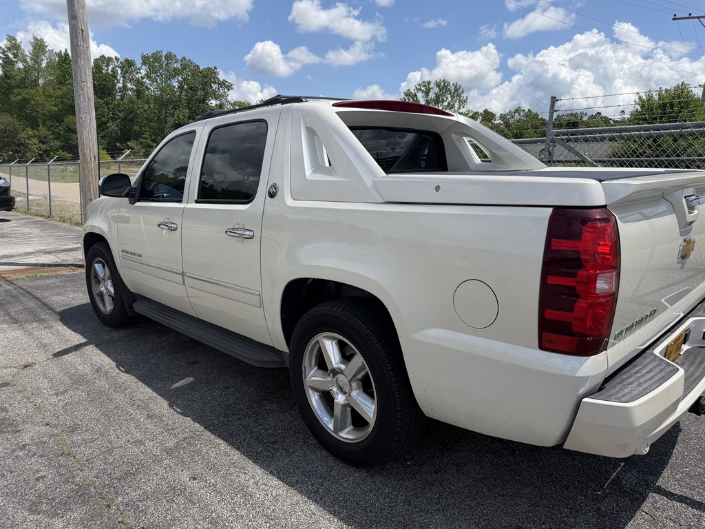 2013 Chevrolet Avalanche - $14,995