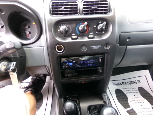 2002 Nissan Frontier SE-V6 photo