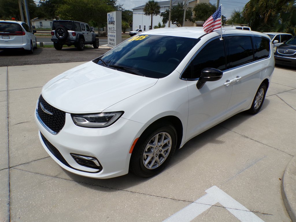 2025 Chrysler Pacifica - $28,950