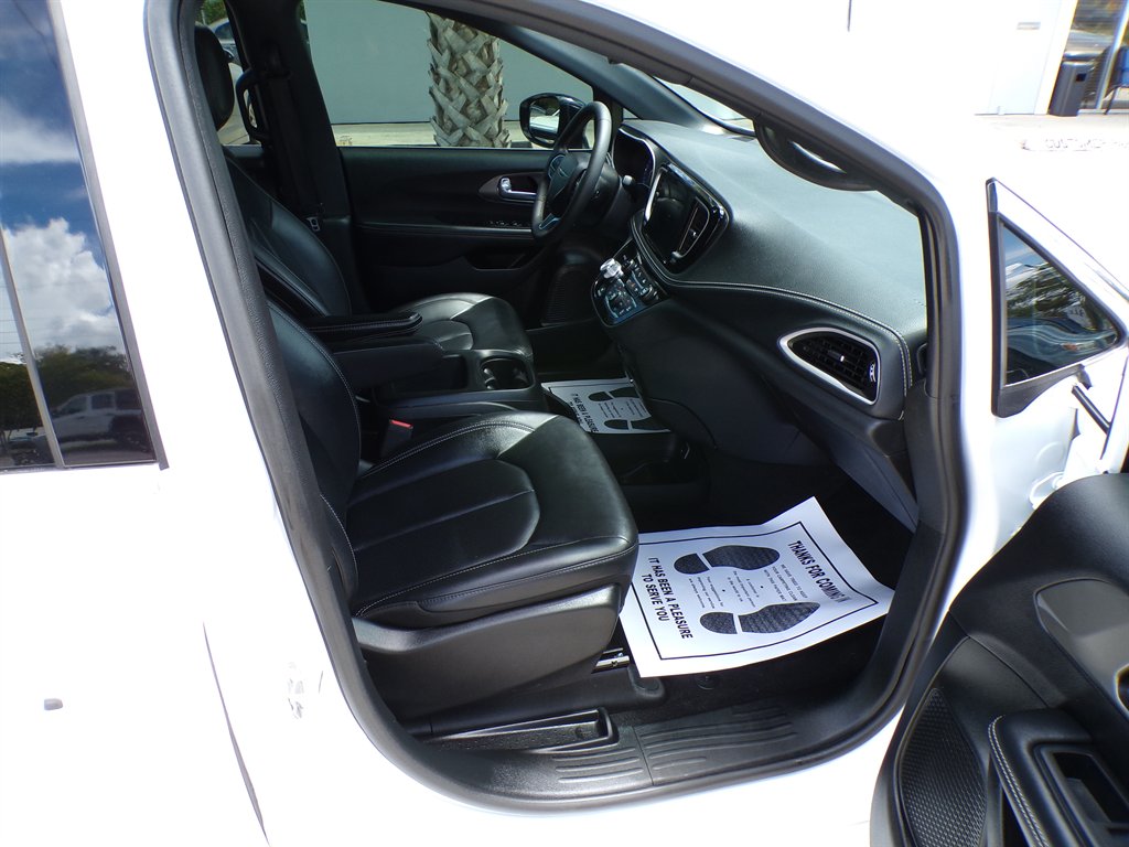2025 Chrysler Pacifica - $28,950
