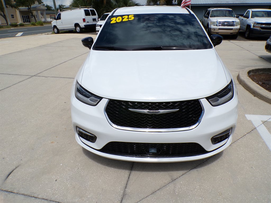 2025 Chrysler Pacifica - $28,950
