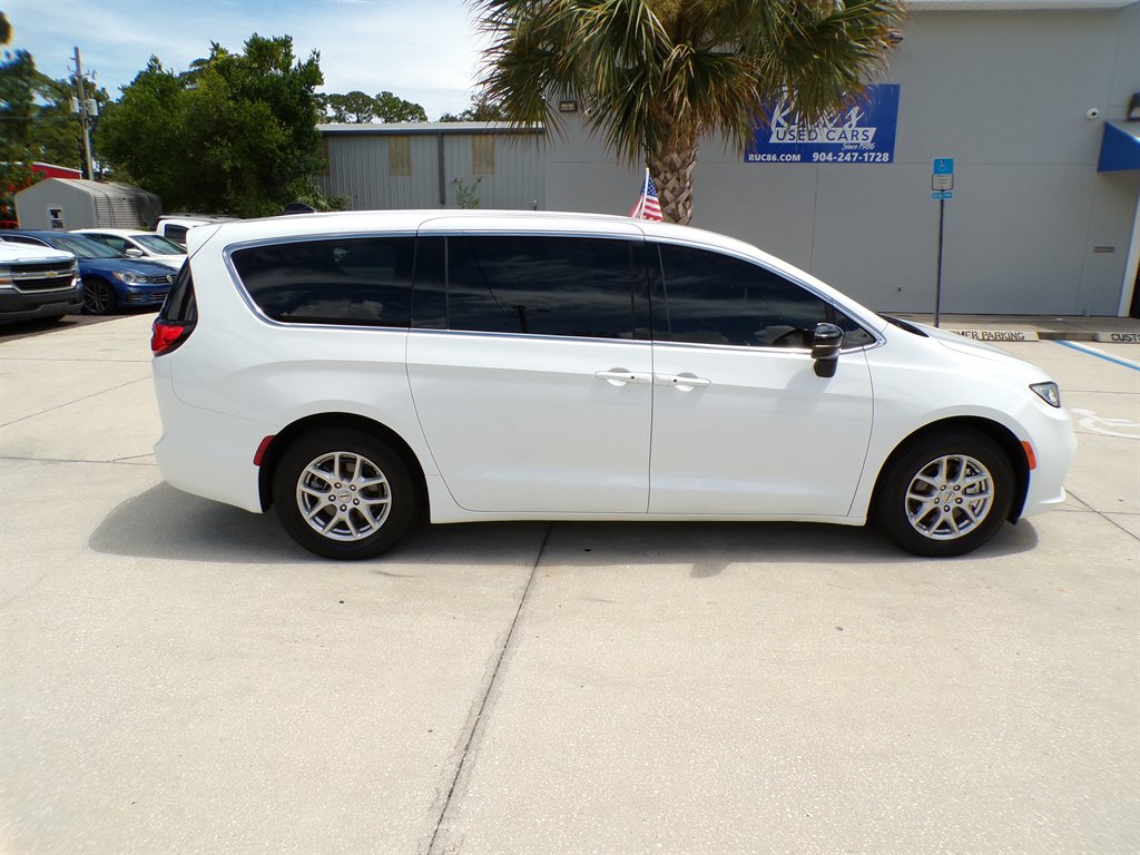 2025 Chrysler Pacifica - $28,950