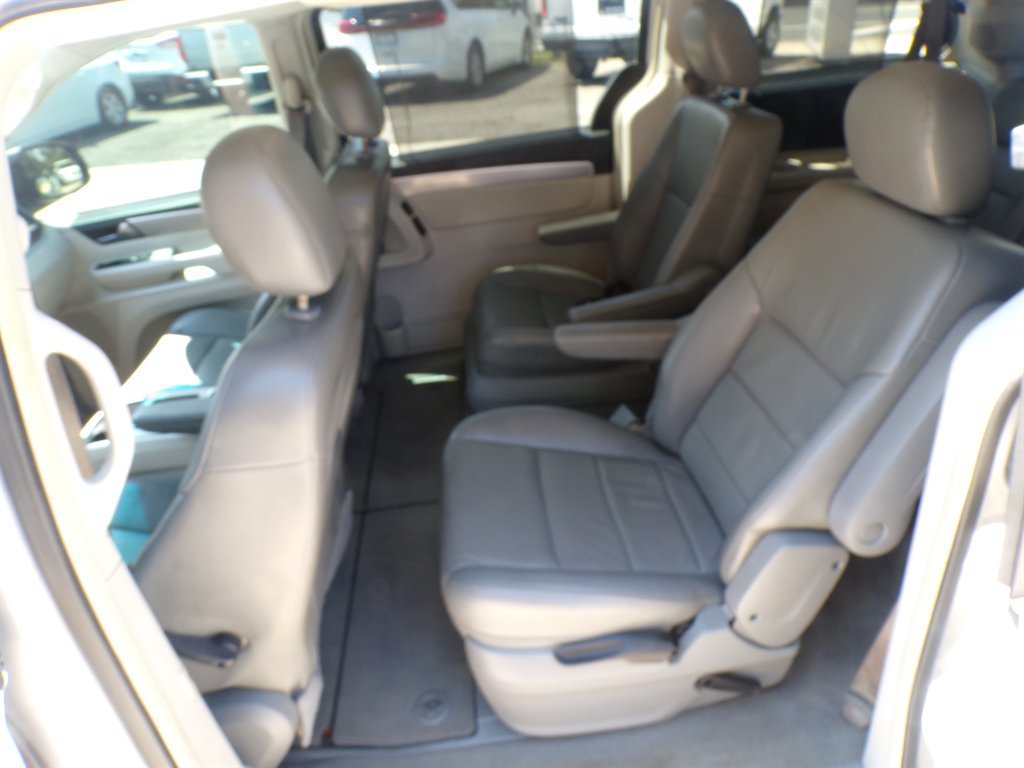 2009 Volkswagen Routan - $7,950