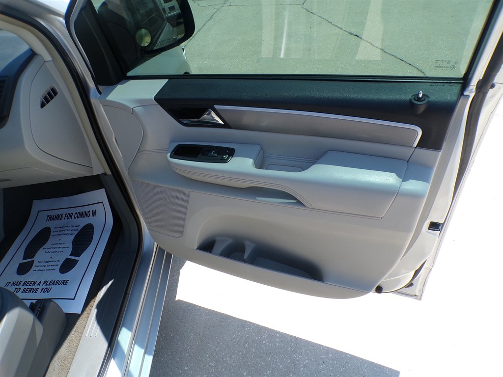 2009 Volkswagen Routan - $7,950