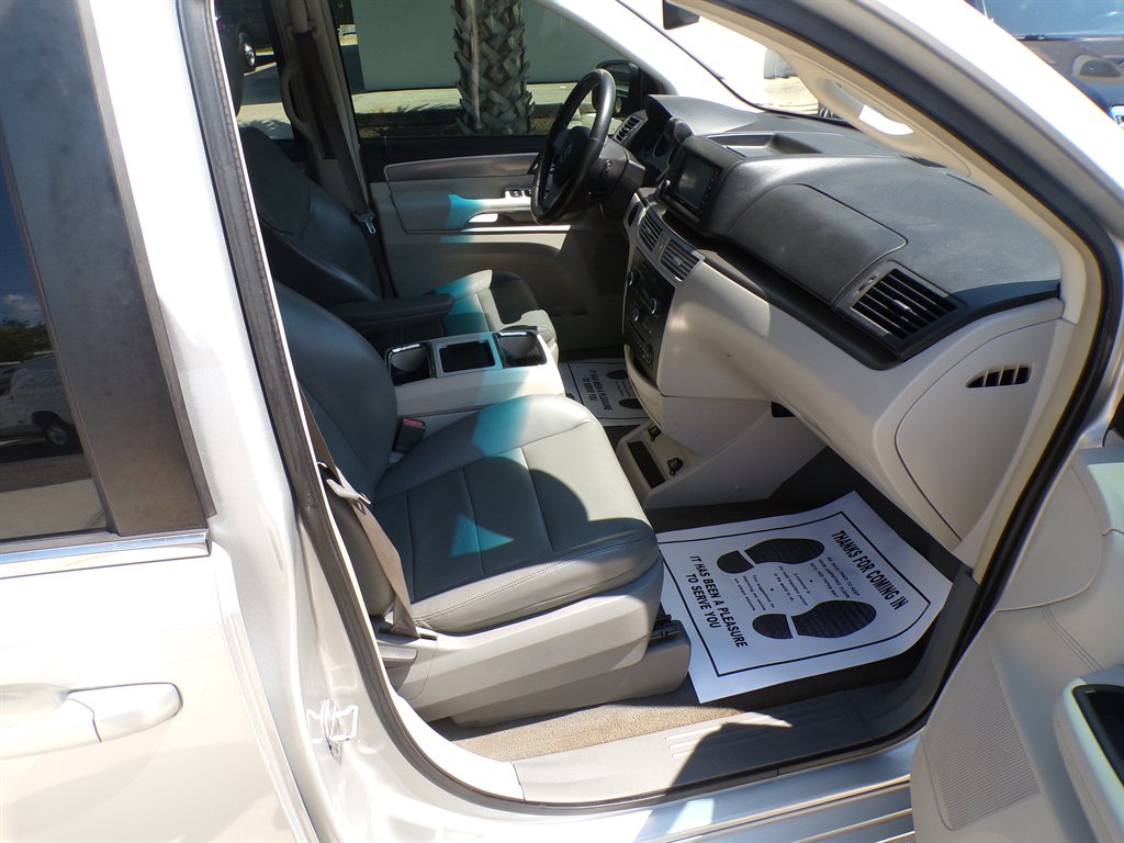 2009 Volkswagen Routan - $7,950